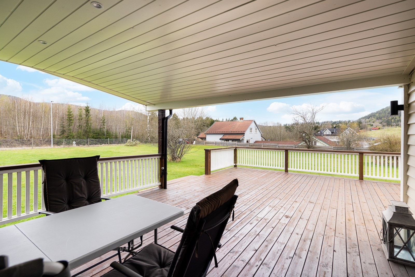 Her kan solfylte dager nytes og du kan fint trekke deg tilbake under tak for svalere og mer skjermede sitteplasser. Galleribilde