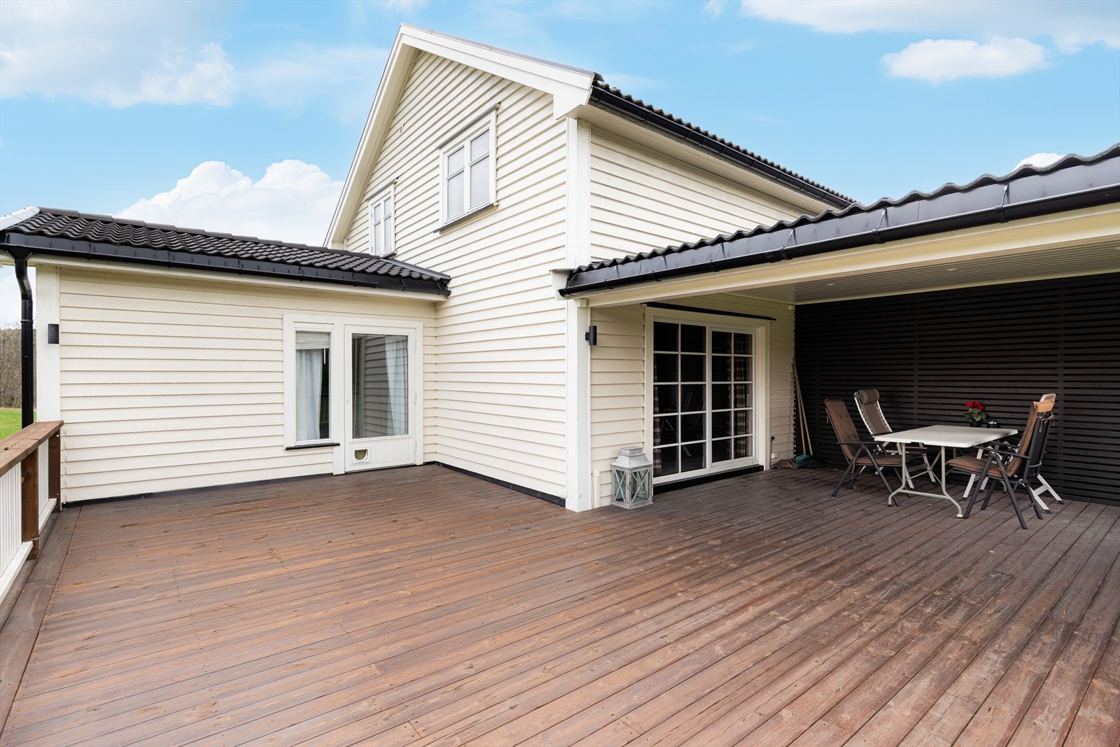 Det er tilkomst til terrassen både fra stue og fra soverom i 1. etasje. Galleribilde