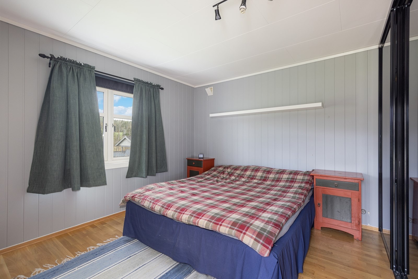 Boligen har et romslig og pent soverom av god størrelse i 1. etasje med skyvedørsgarderobe. Galleribilde