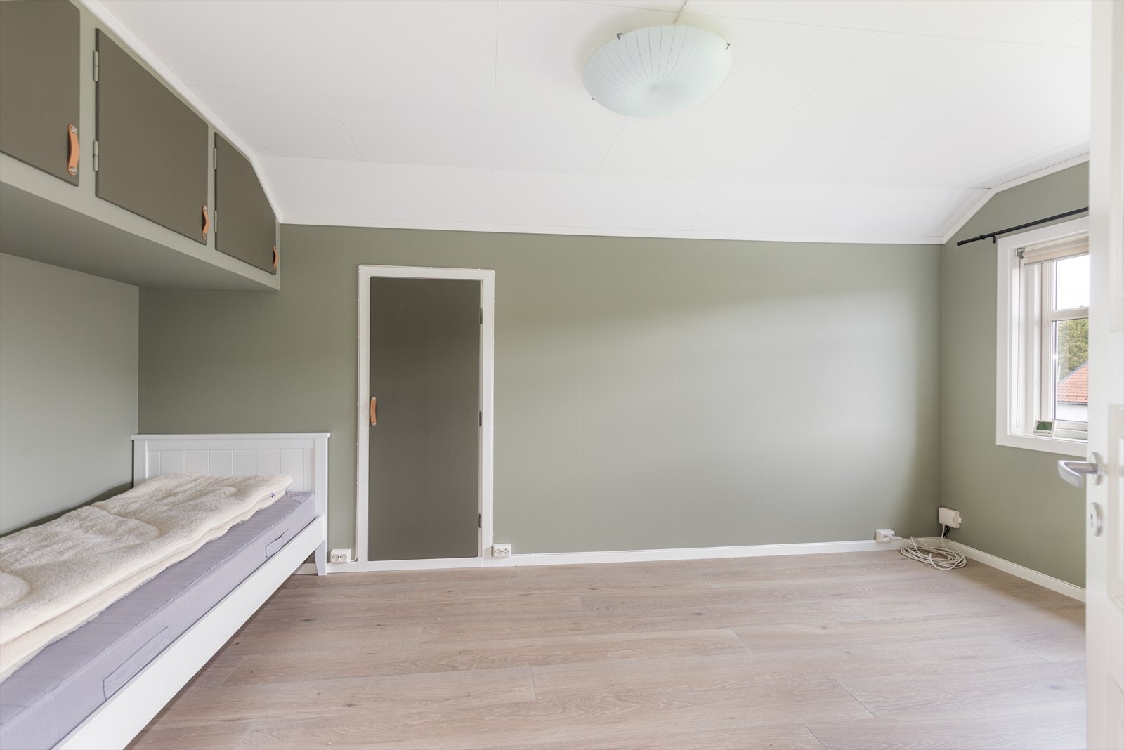 Boligen har i tillegg to lyse og gode soverom i 2.etg. Det ene soverommet har plassbygde garderobeskaper, og begge rom har fin plass til møblering. Galleribilde