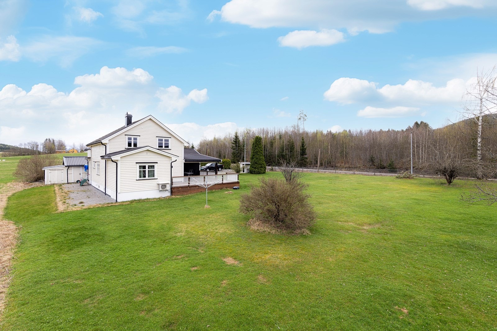 Med rundt en halvtimes kjøring har man også tilgang på andre aktiviteter som Norsjø Golfpark, som er kåret til en av de flotteste golfbanene i Norden, Norsjø ferieland ved Akkerhaugen, Bø Sommarland og Lifjell. Galleribilde