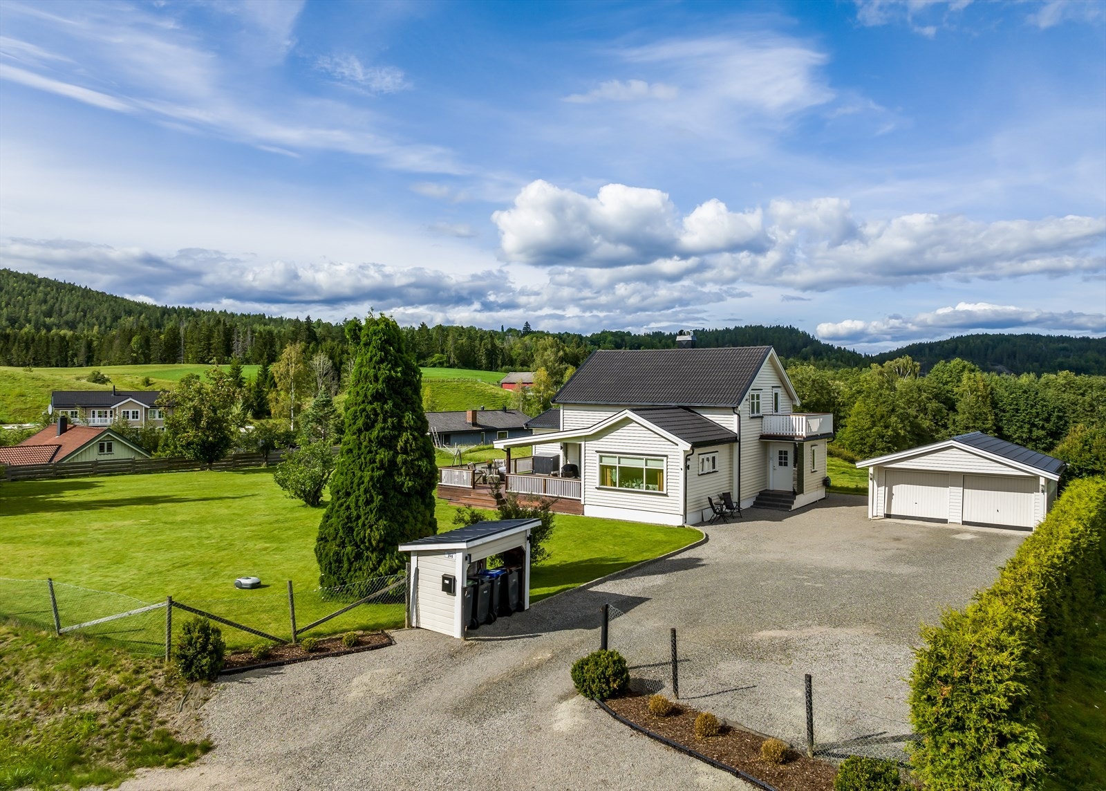 Sentrum av Lunde ligger 7 km fra boligen med diverse butikker og idrettspark. Det er også kort vei både til Lunde 10-årige skole og idrettsanlegg, samt til Nome videregående skole avd. Lunde. Galleribilde