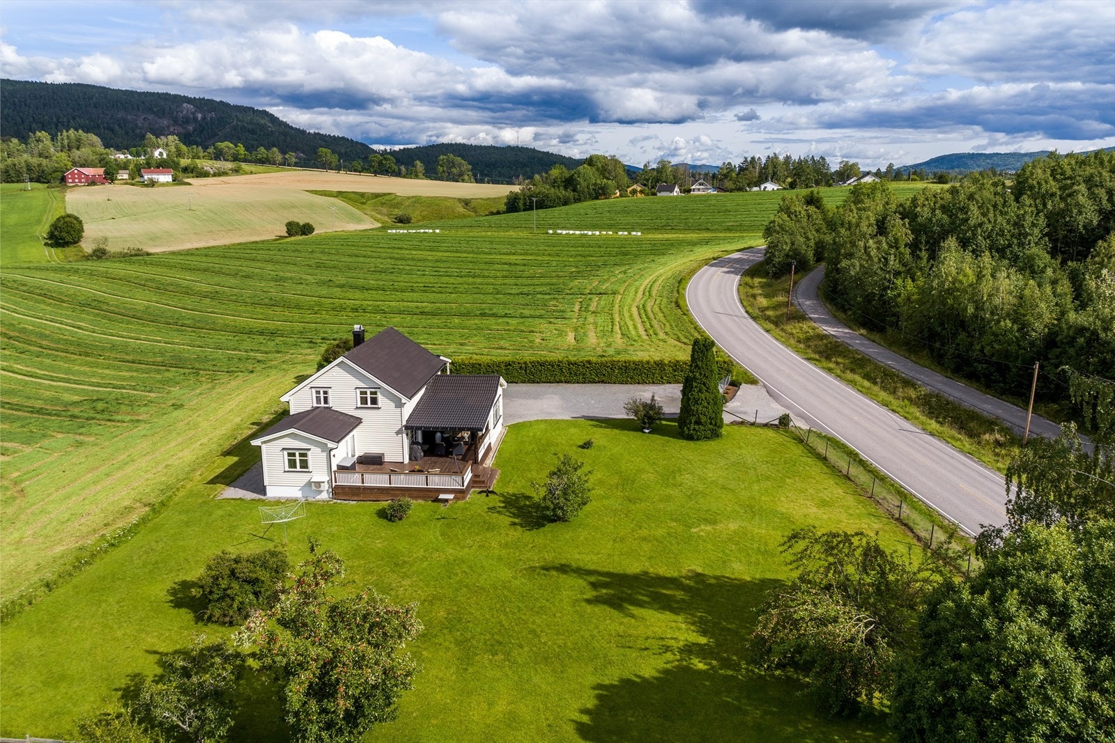 Boligen fremstår som en godt oppgradert og innholdsrik enebolig over to plan pluss kjeller. Galleribilde