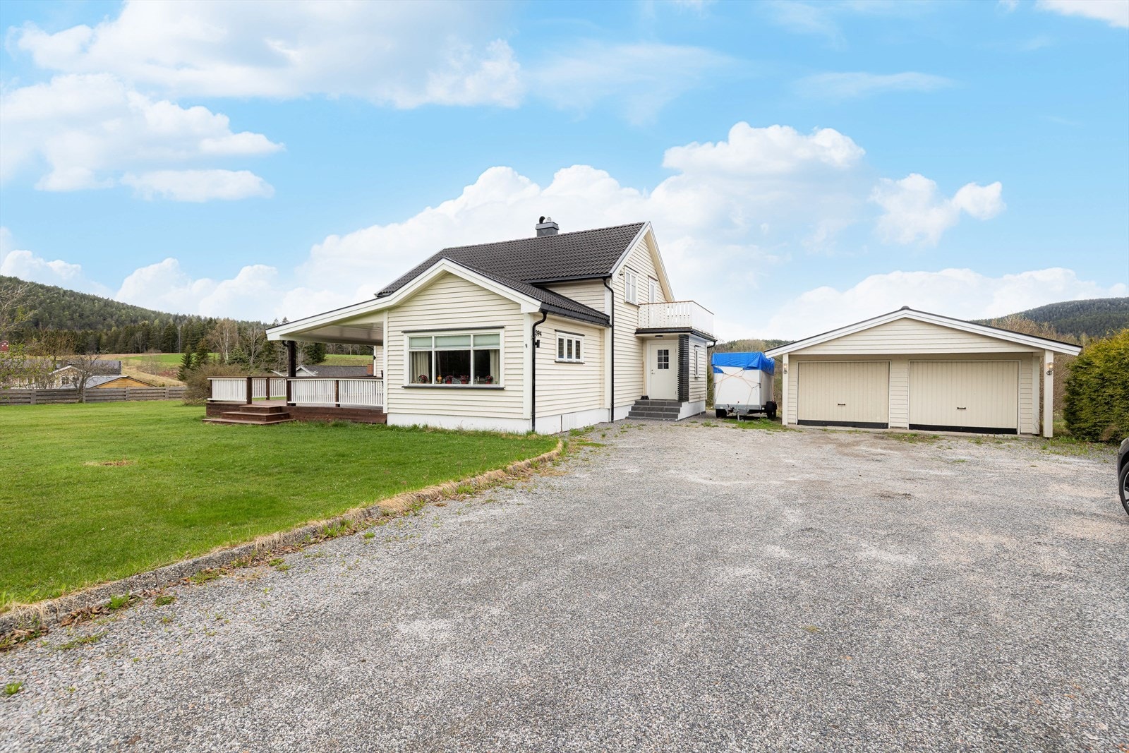 Det er ca. 4.5 km til Ulefoss sentrum med butikker, legesenter og offentlige kontorer. Her er det også idrettsanlegg med både kunstgressbane og gressbane, håndballbane og sandvolleyballbane. Galleribilde