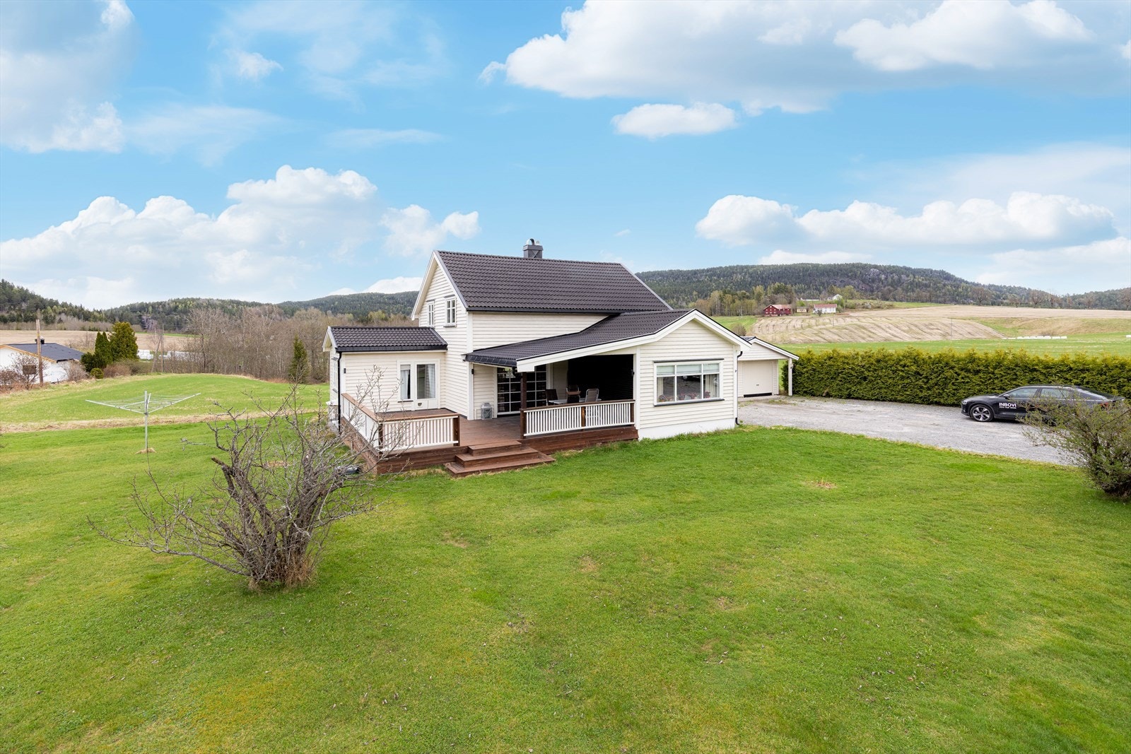 Kort vei er det også til innsjøen Norsjø, ved Ulefoss, som sommerstid tilbyr yrende båt- og badeliv. Både Straumen og Nordsjø er en del av Telemarkskanalen. Galleribilde