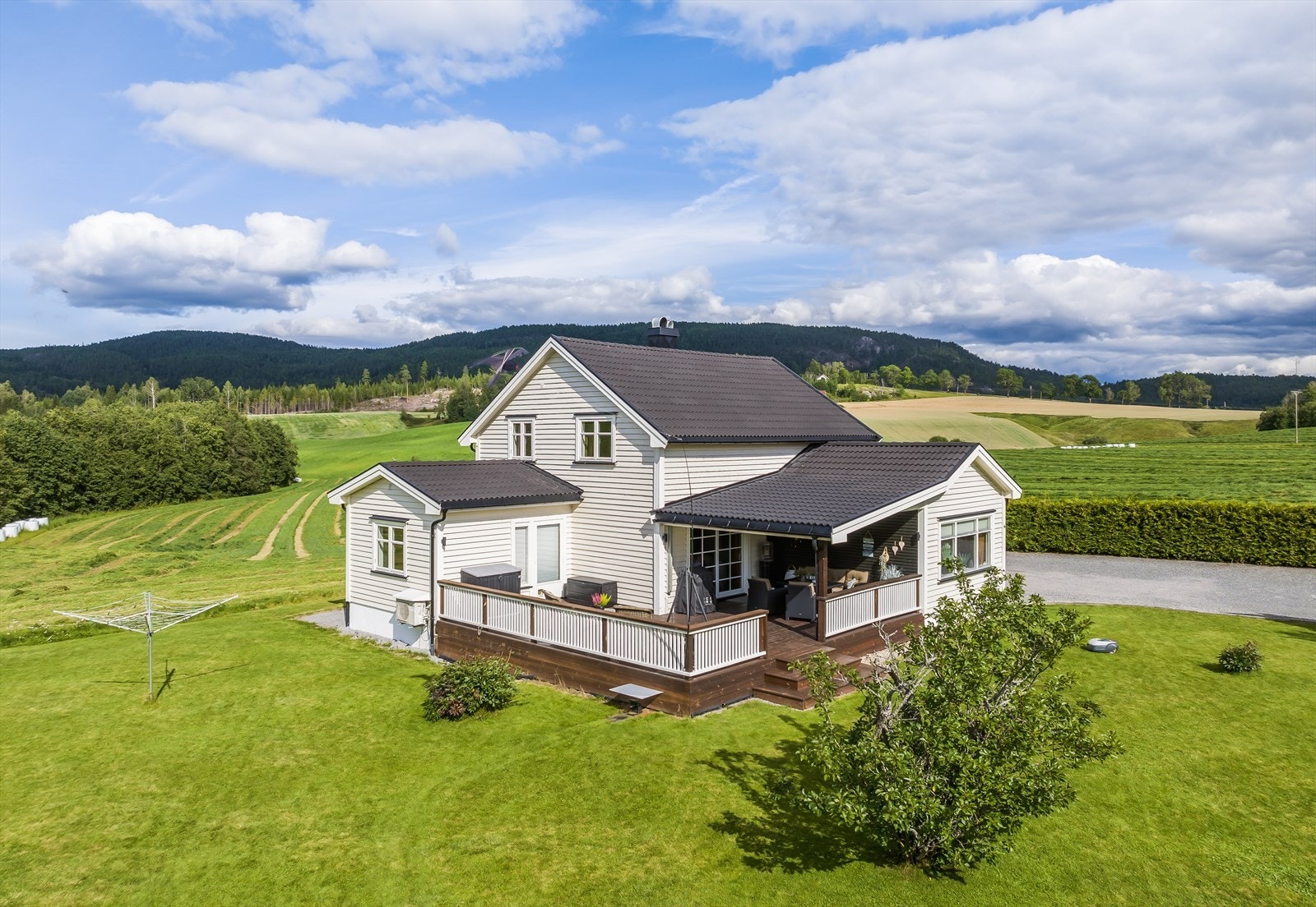 Nydelig tomt på ca. 1 867 kvm som er meget pent opparbeidet med plen, bed, prydbusker og hekk. Samt gjerde mot nabo og mot vei. Galleribilde