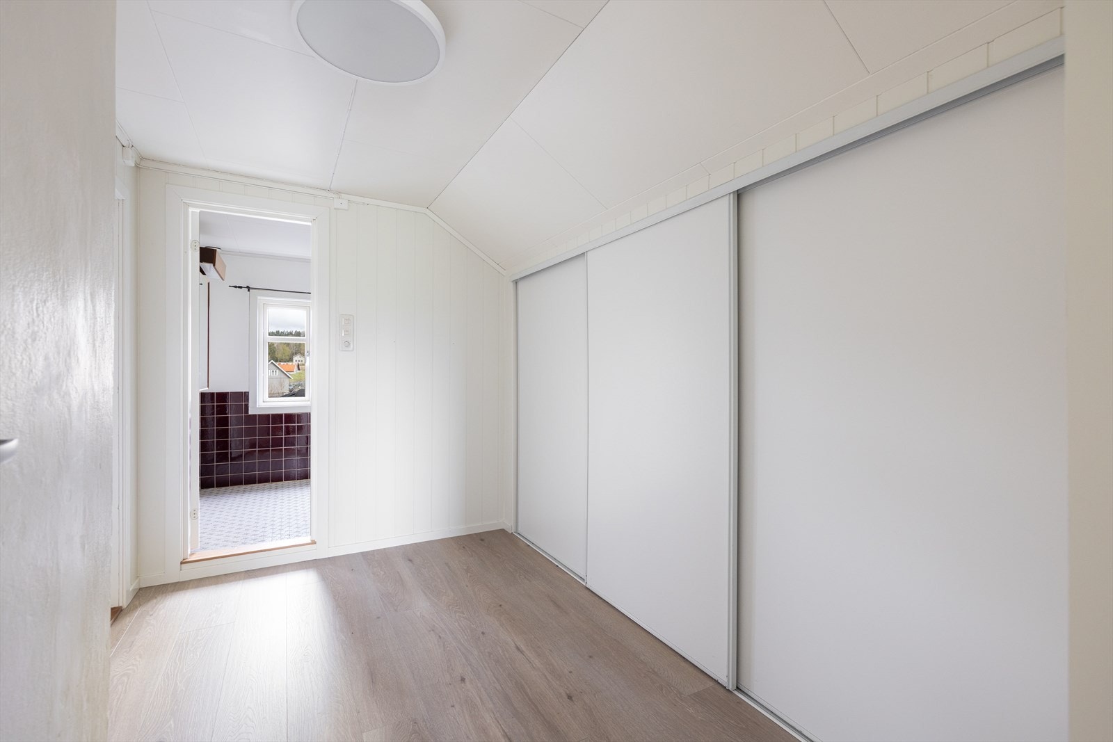Soveromsgangen i 2. etasje har god plass til oppbevaring i plassbygde skap med skyvedører i front. Galleribilde