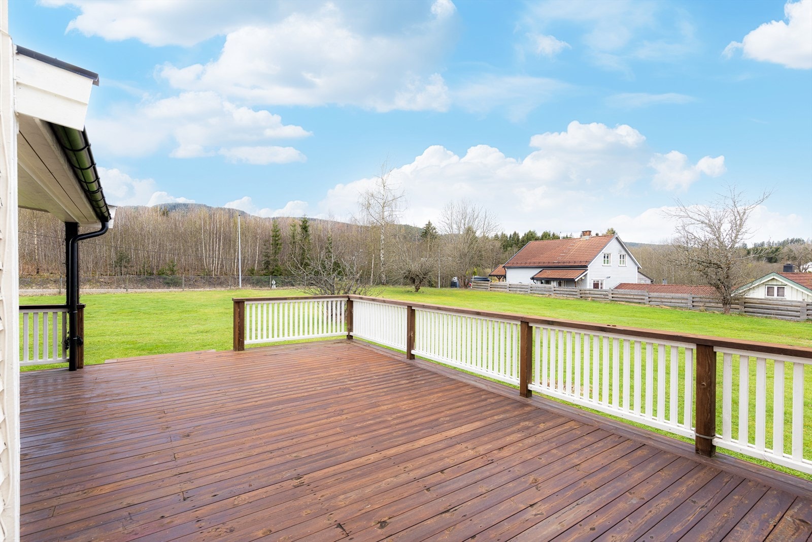 Romslig og delvis overbygget terrasse ut fra stuen, med god plass til utemøblement og grill. Galleribilde