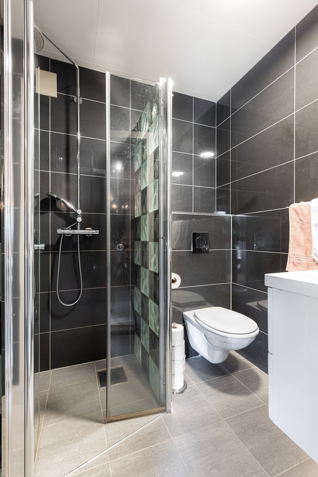 I 1. etasje er det et flislagt baderom pusset opp i ca. 2014, beliggende mellom stue og soverom. Her er det varmekabler i gulv. Galleribilde