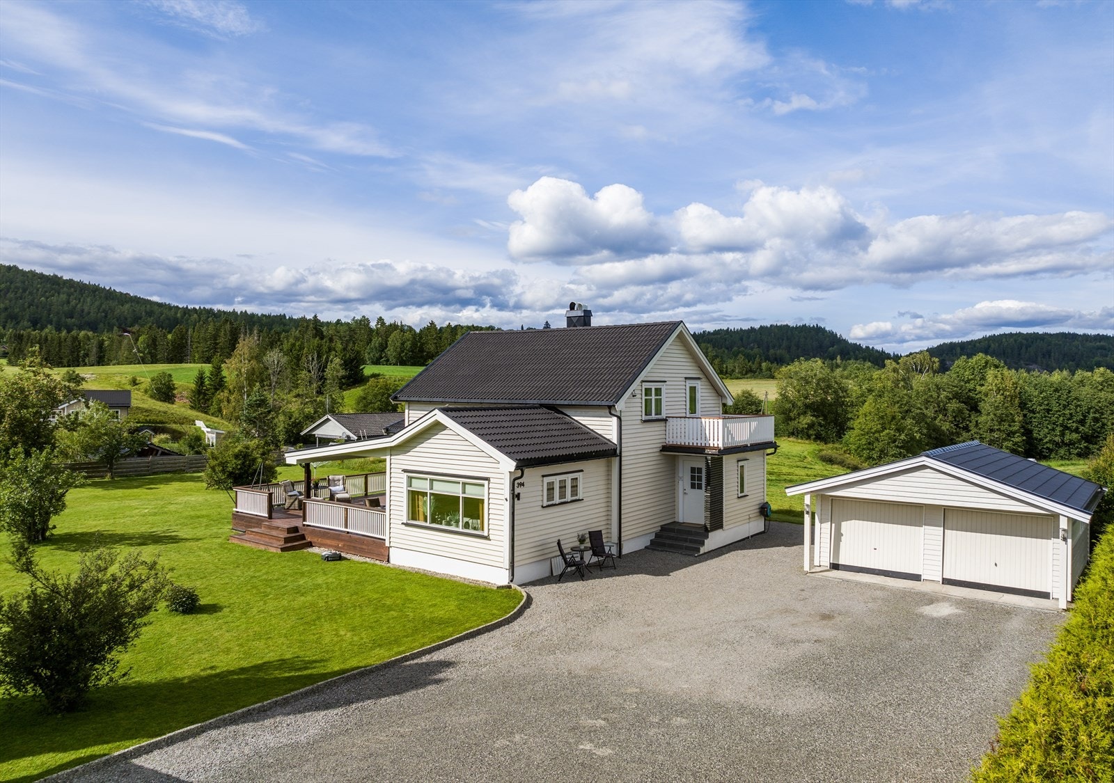 EiendomsMegler 1 v/Patrick Gulmælæ presenterer Lannavegen 394!
Enebolig opprinnelig oppført i ca. 1957, tilbygget i ca. 1970, ca. 1975 og i ca. 2020. I tillegg er det oppført en romslig, dobbel garasje på eiendommen. Galleribilde