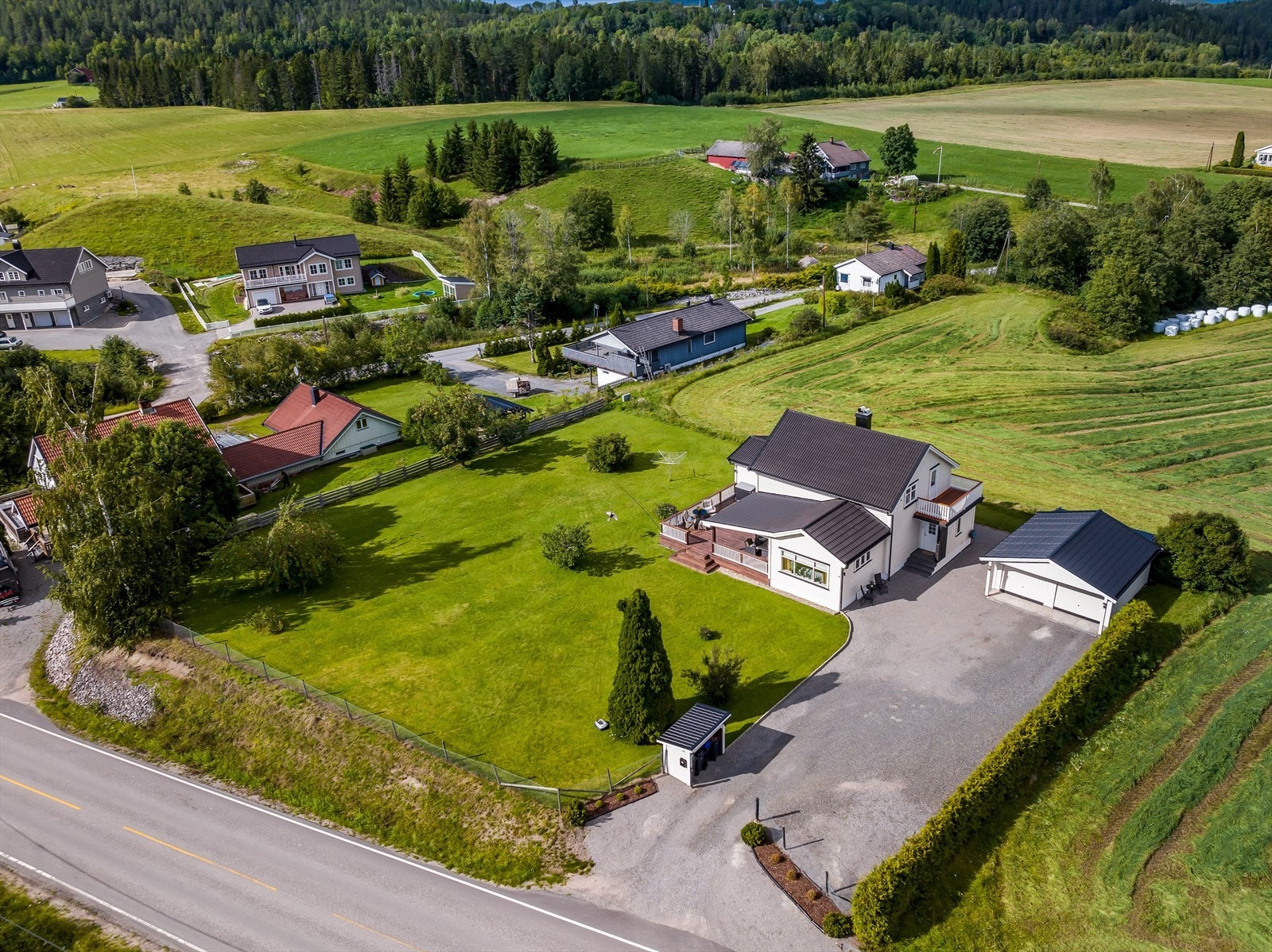 Oversiktsbilde over nærområdet og den flotte eiendommen boligen er oppført på. Galleribilde