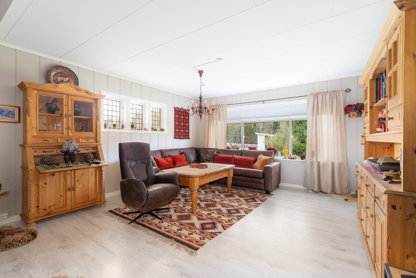 I stue er det god plass til både sofagruppe, tv-møblement og spisebord. Galleribilde