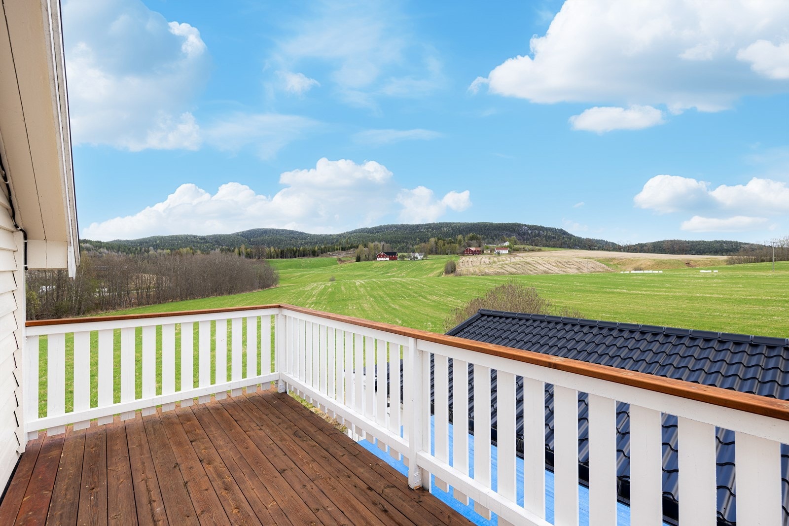 Fra trappegangen i 2. etasje er det utgang til en koselig veranda med fin utsikt over de idylliske nærområdene. Galleribilde