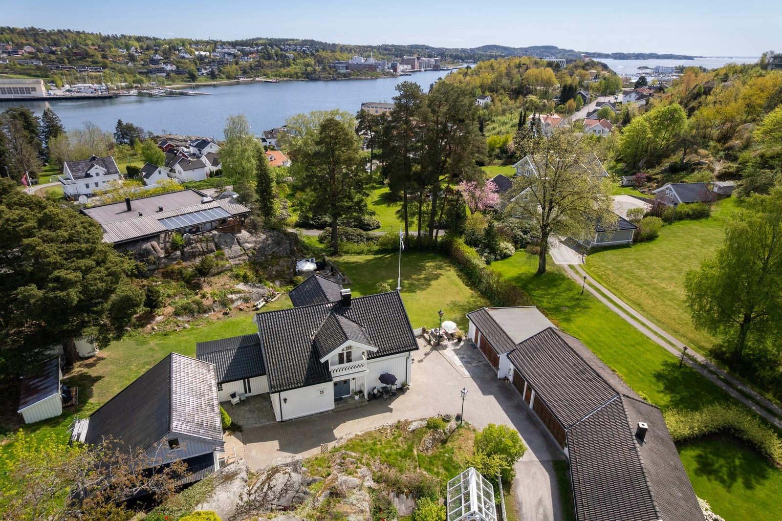 Eiendommen ligger nydelig til i kort avstand til Sandefjordsfjorden. Galleribilde