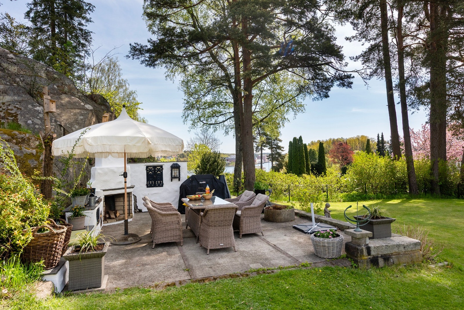 Solrikt uteplass med sjøutsikt Galleribilde