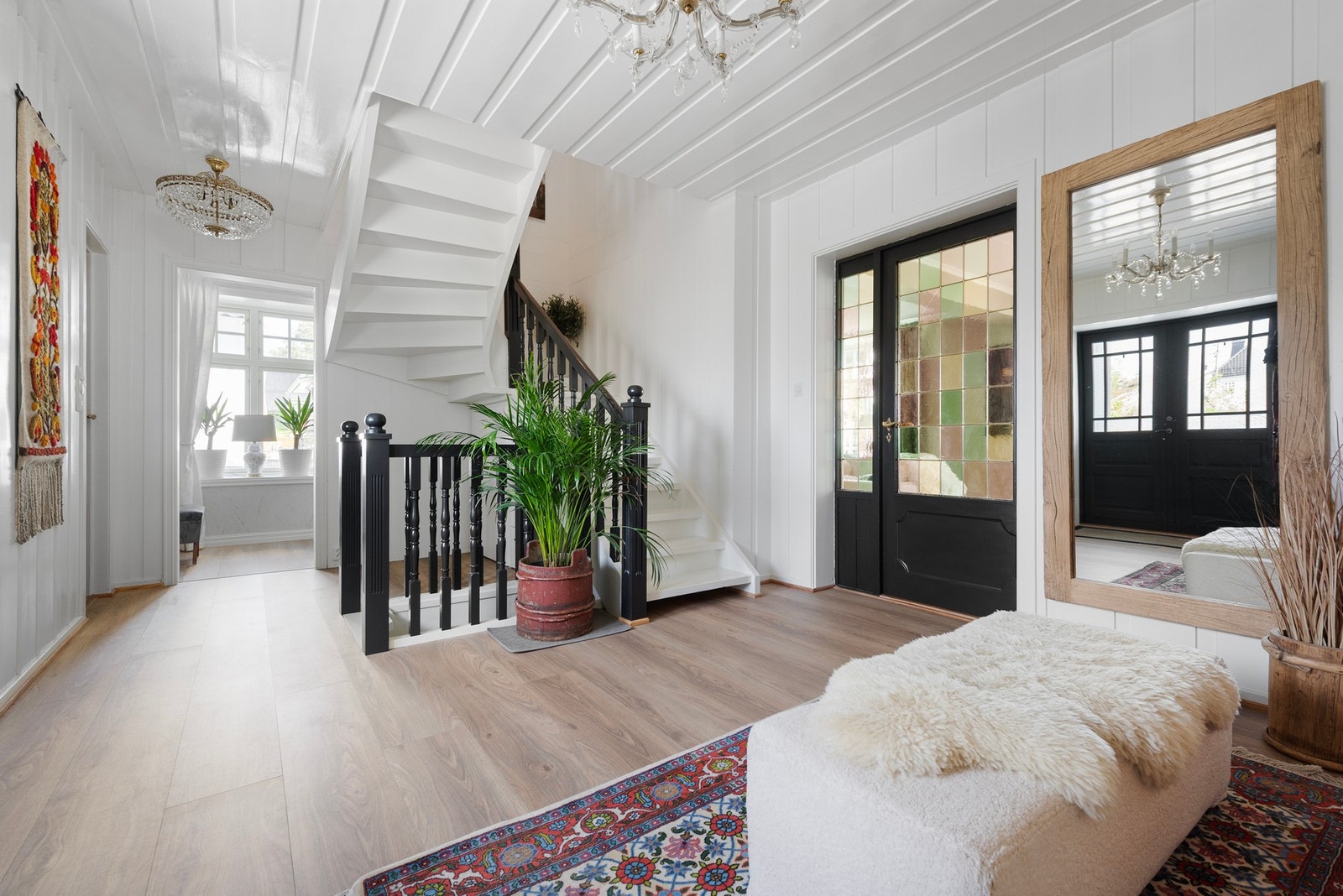 Luftig og lys hall med separat walk-in garderobe Galleribilde