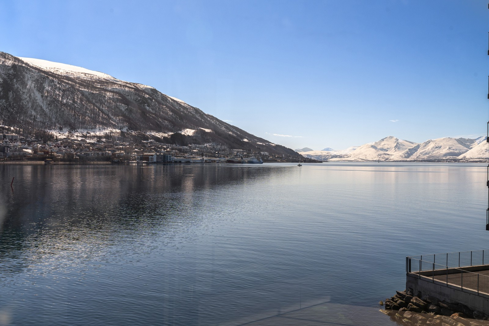 Nærhet til parker, flotte turområder og Strandpromenade langs havet.