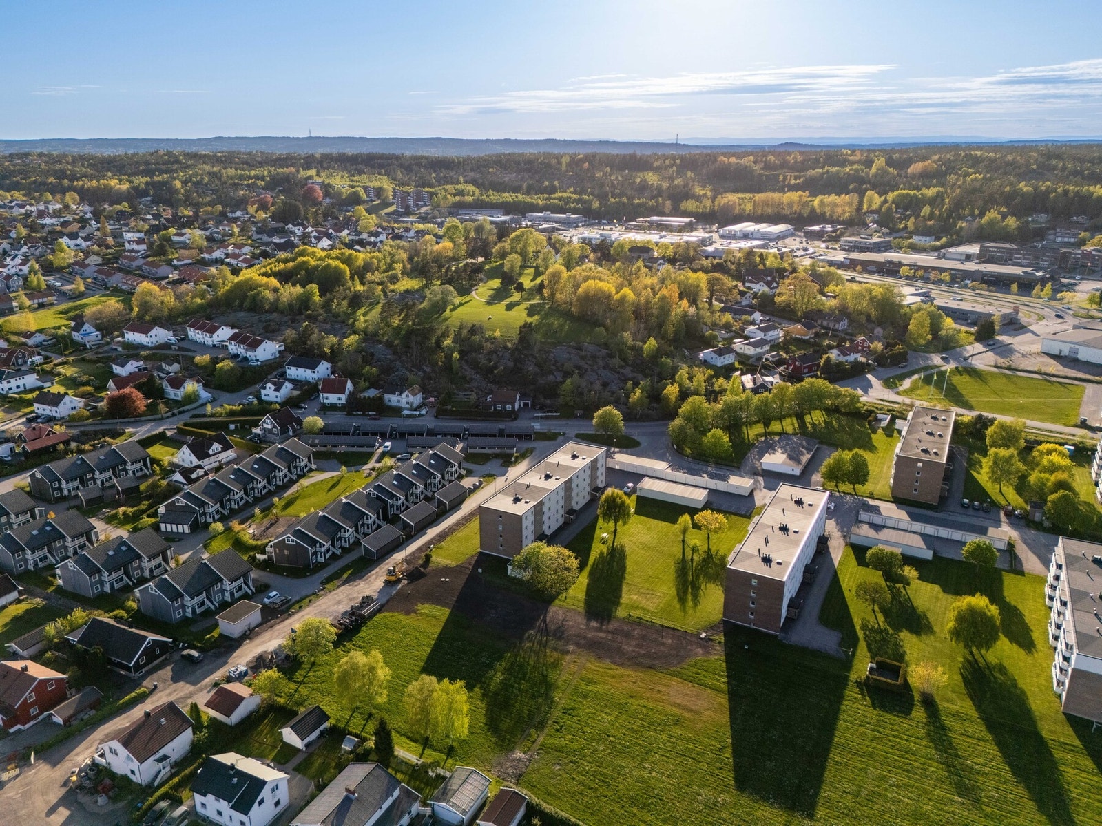 Leiligheten har en god beliggenhet i et rolig og attraktivt boligområde på Østgårdsfeltet innenfor bomringen. Galleribilde