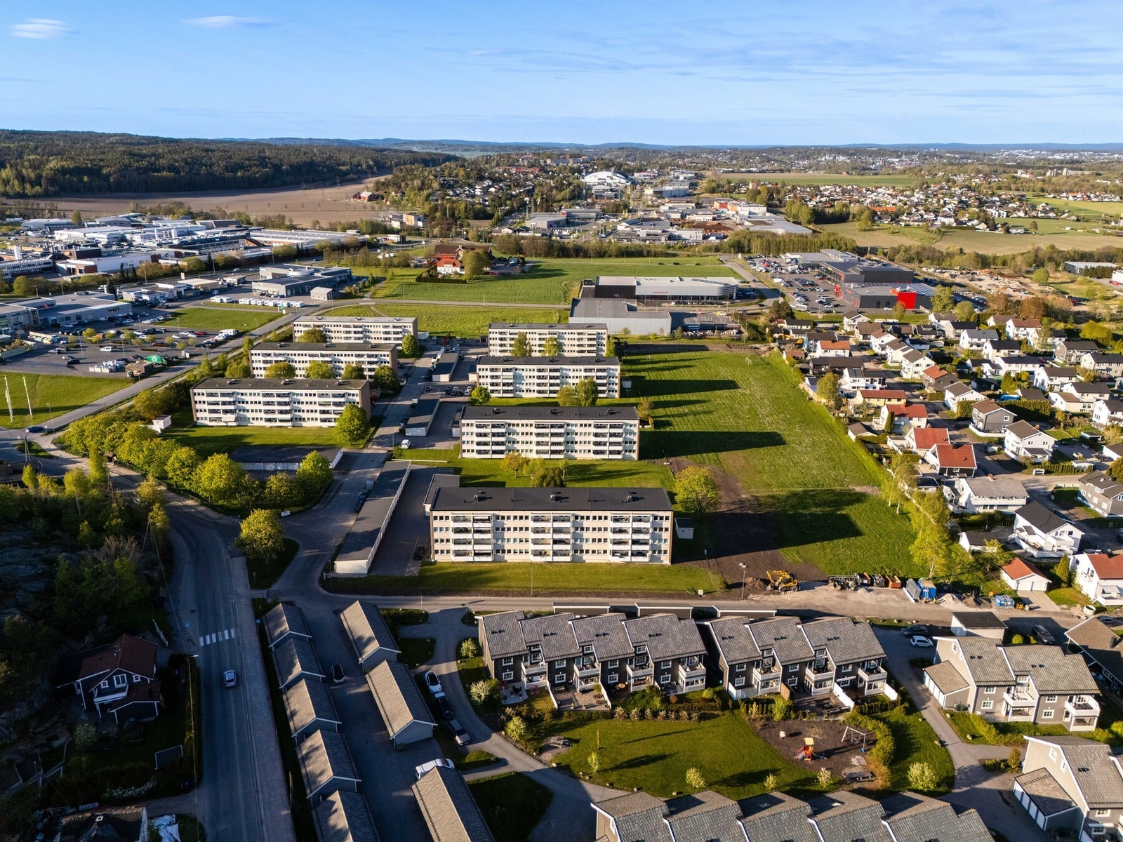 Det er kort vei til servicetilbud, Sarpsborg og Fredrikstad sentrum samt Dikeveien. Galleribilde