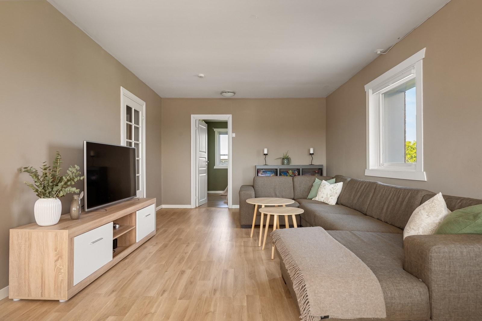 Romslig stue med gode møbleringsmuligheter. Galleribilde