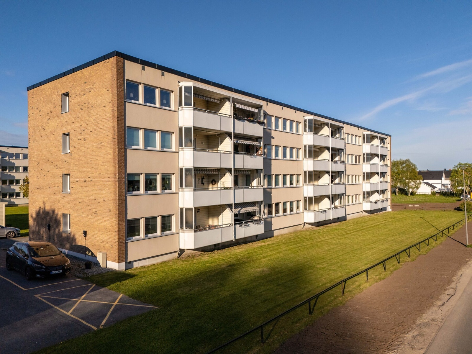 Felles tomt som er pent opparbeidet med gressplen. Galleribilde