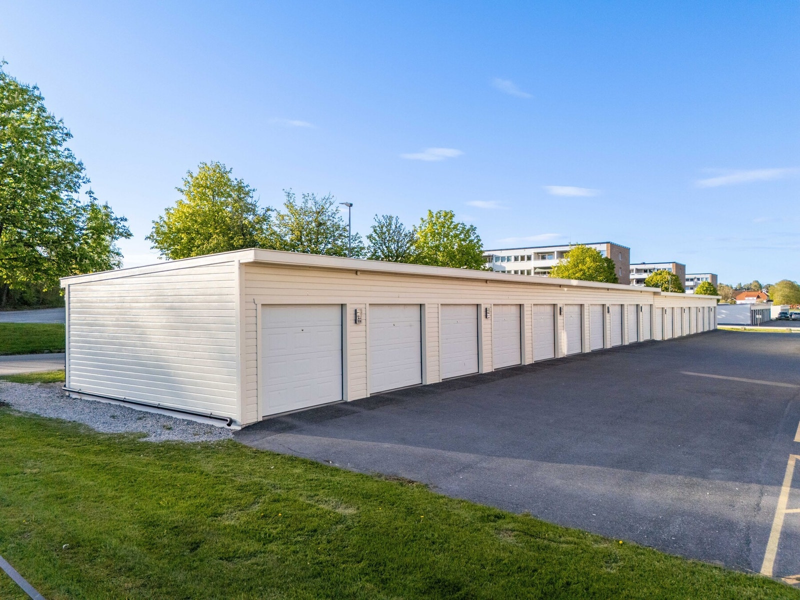 Det er parkeringsplass i garasje og felles lademulighet for borettslaget. Galleribilde