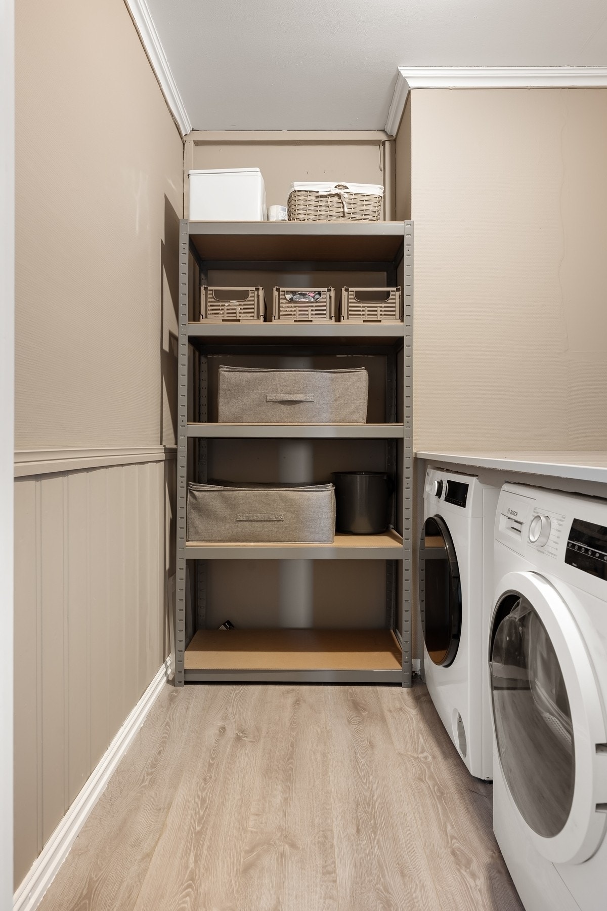 Separat vaskerom som også har oppbevaringsplass. Galleribilde