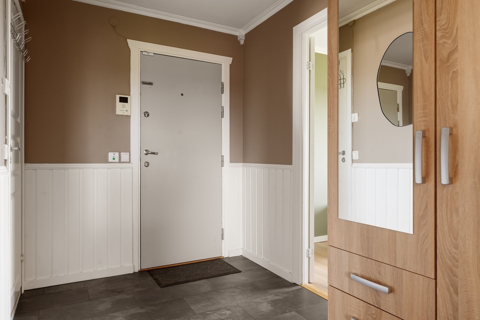 Det er installert porttelefon i entreen. Her er det også plass til oppbevaring av yttertøyet. Galleribilde