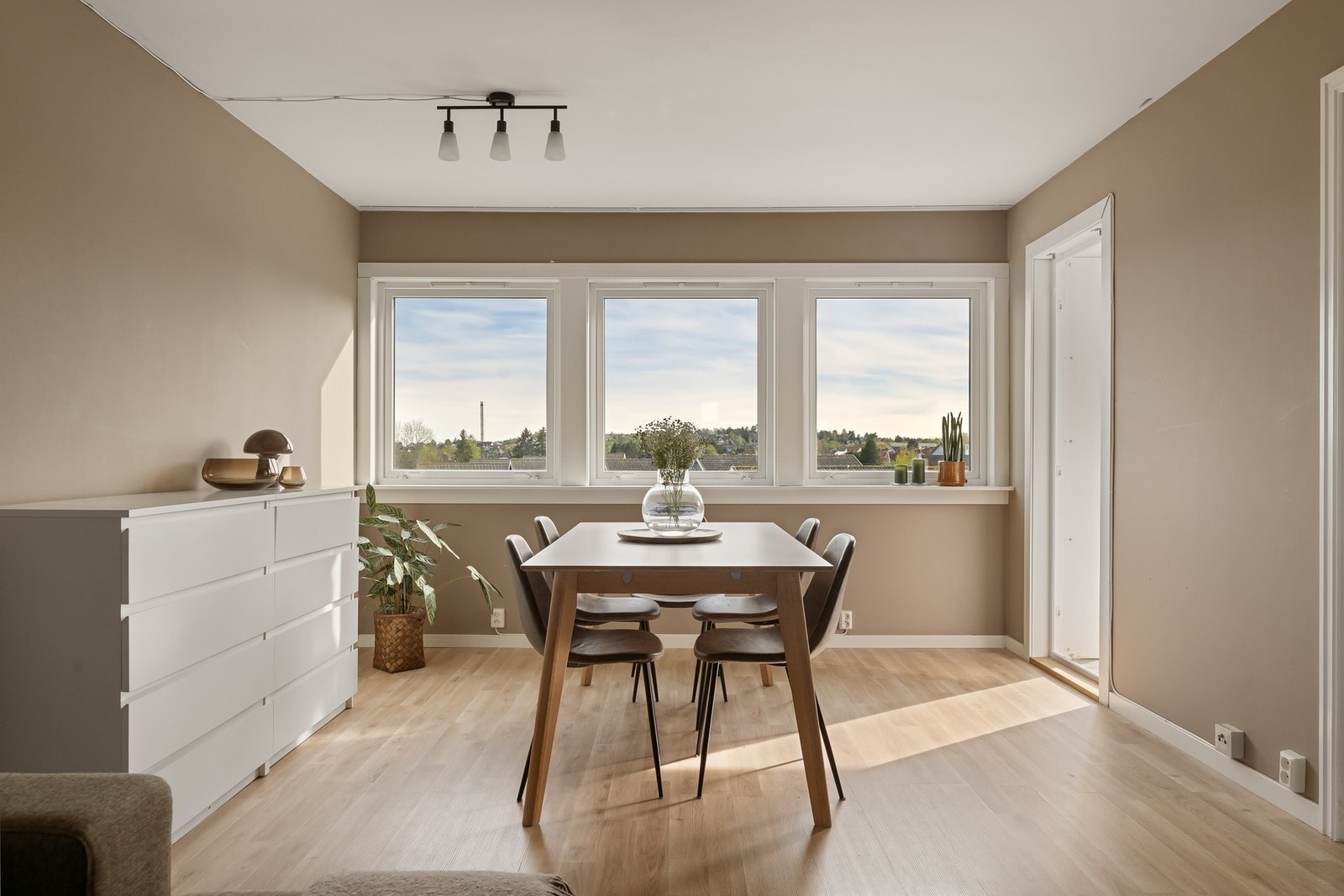 Plass til en spisegruppe ved de store vinduene. Fra stuen er det utgang til den sydvendte balkongen. Galleribilde