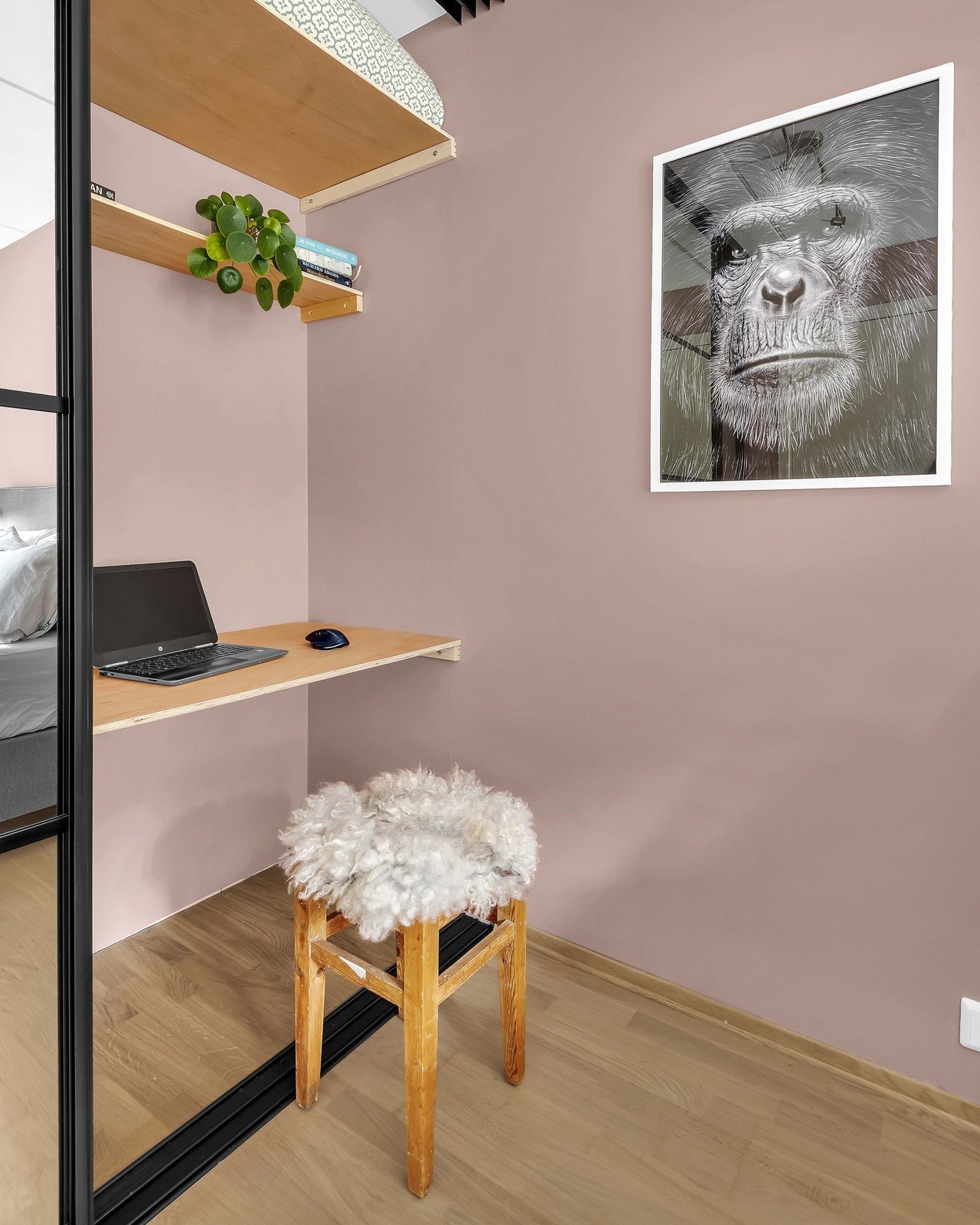 Skapet kan også brukes som pult/kontorplass Galleribilde