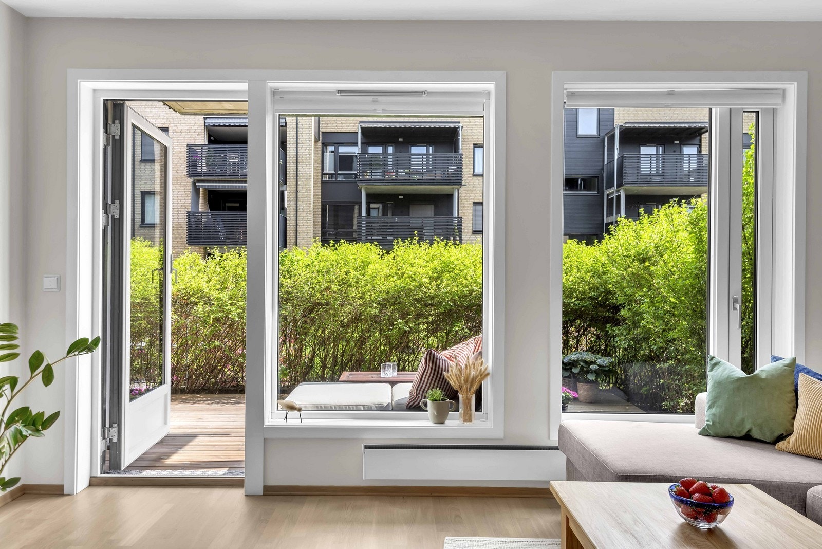 Utgang fra stuen til herlig terrasse Galleribilde