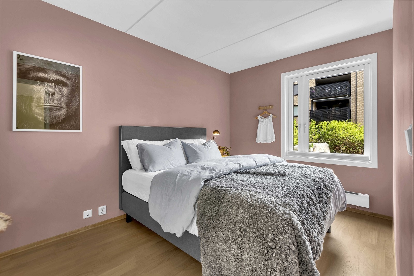 Soverommet har god plass til dobbeltseng Galleribilde