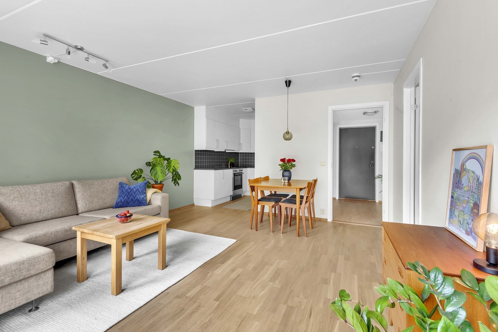 Romslig og lys stue/kjøkken Galleribilde