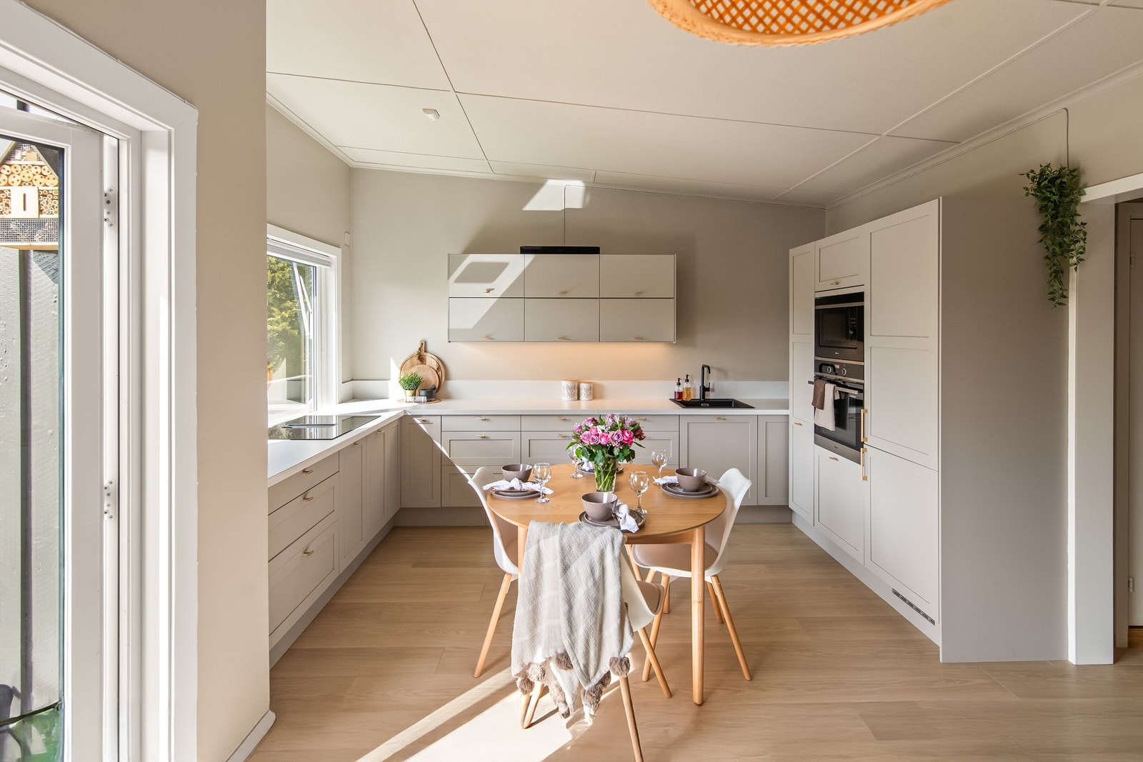 Kjøkkenet er fra Ikea. Integrerte hvitevarer følger handelen Galleribilde