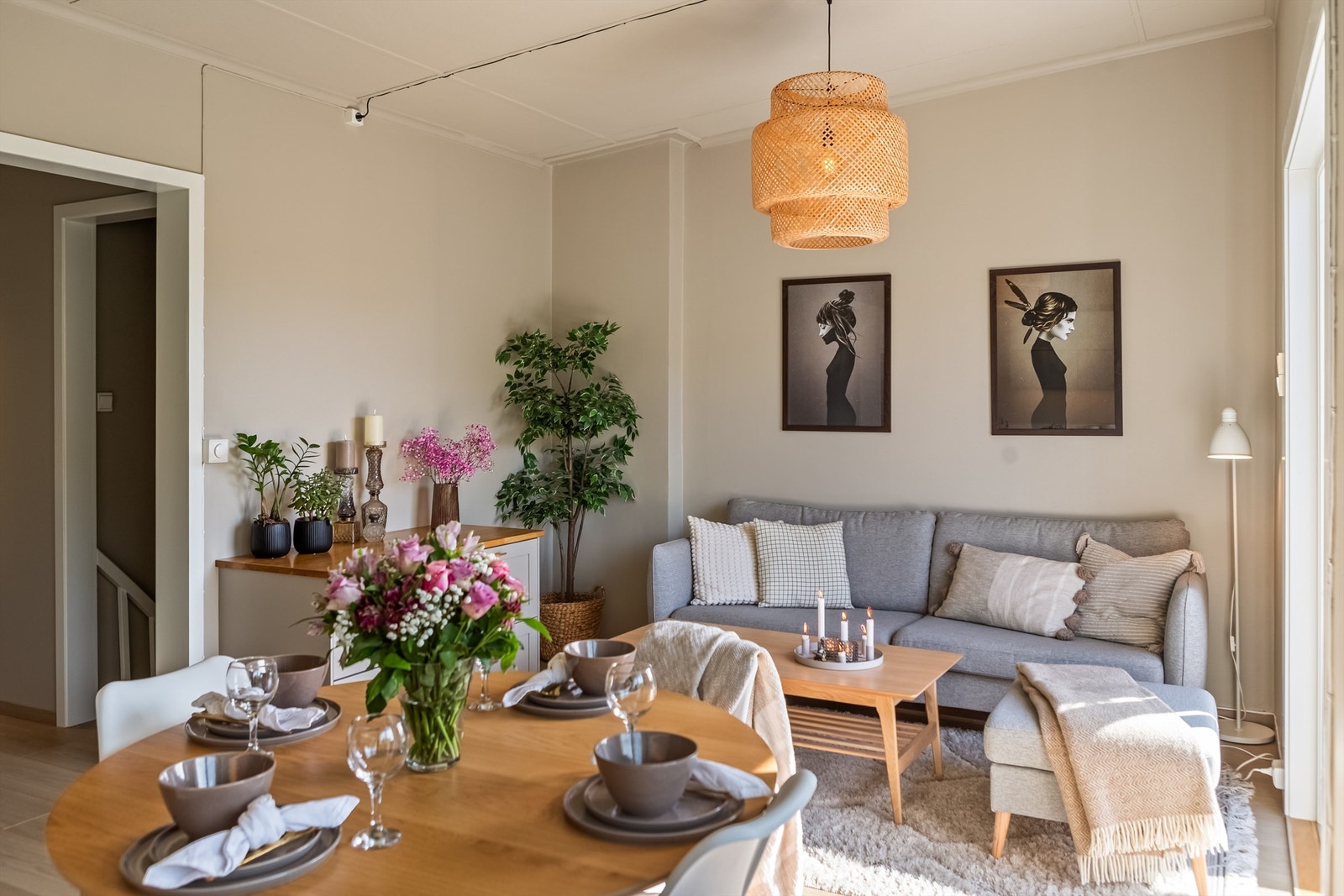Salongen har man fin plass til i den fine åpne løsningen Galleribilde