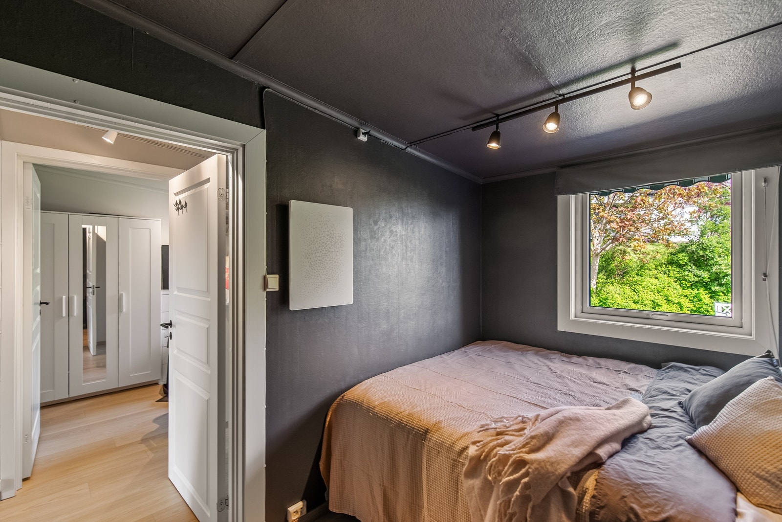Hovedsoverommet malt i sval og moderne farge Galleribilde