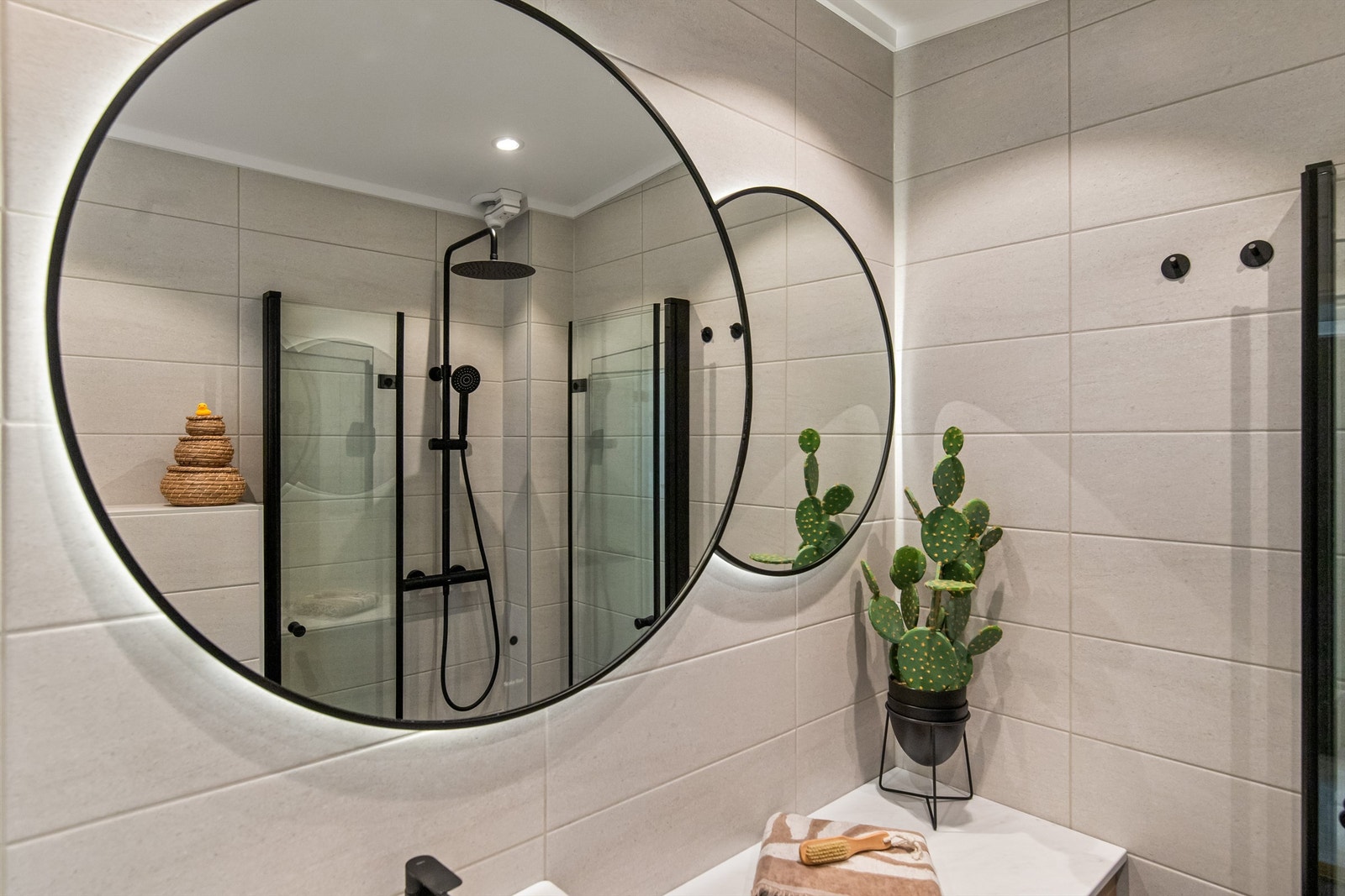 Badet er moderne og tidløst innredet Galleribilde