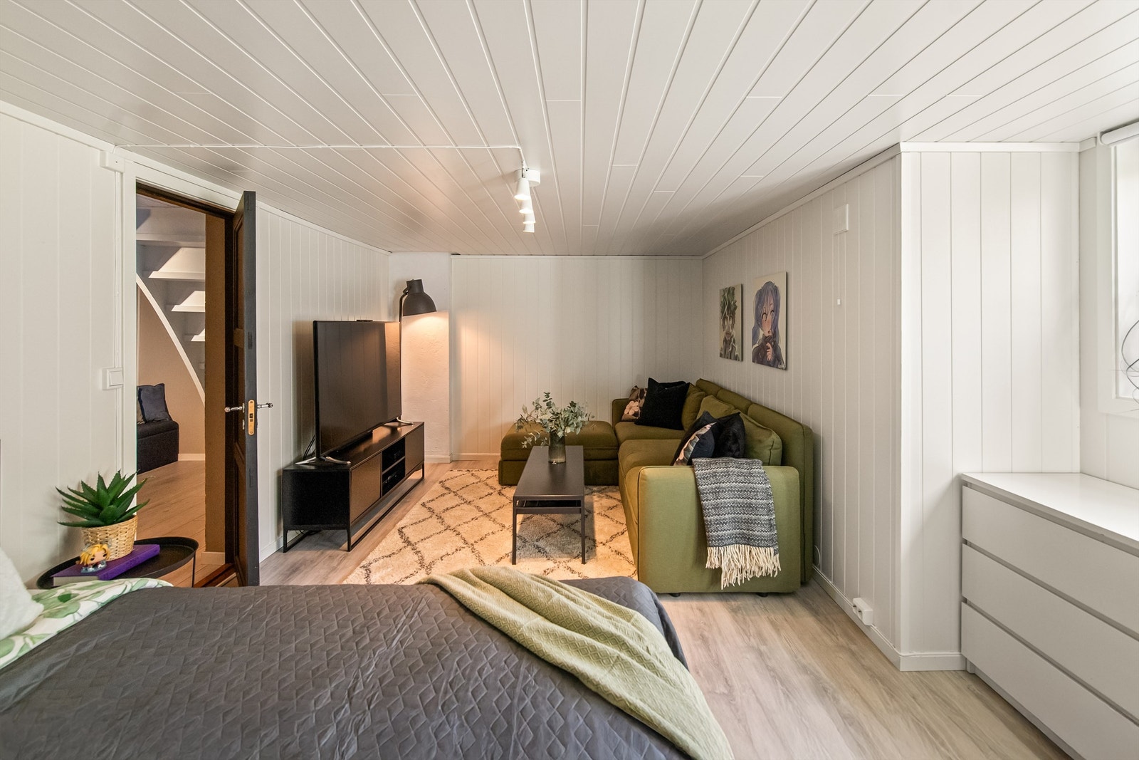 Lekre gulv og lysmalte overflater Galleribilde