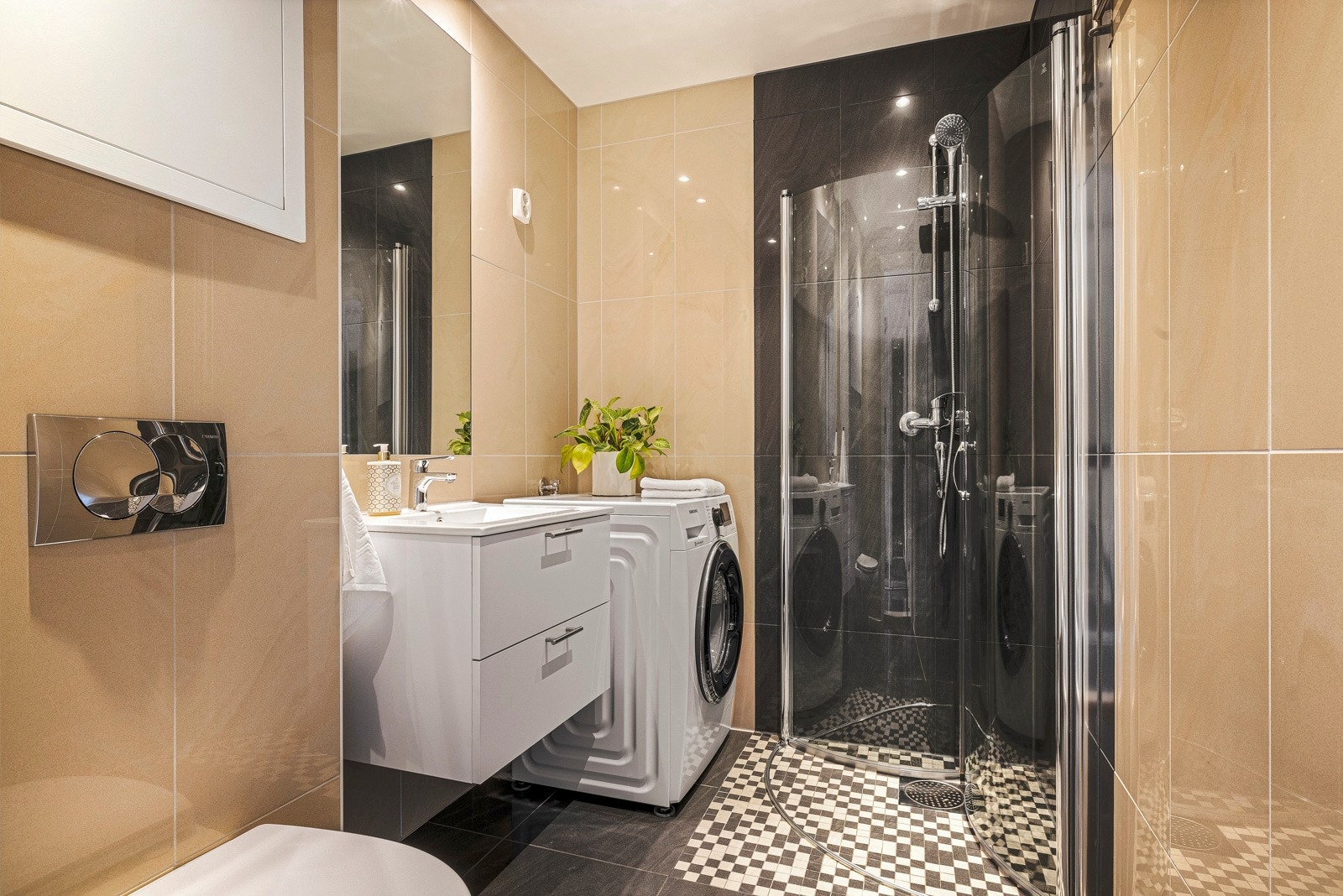 - Helfliset bad med varmekabler i gulv - Galleribilde