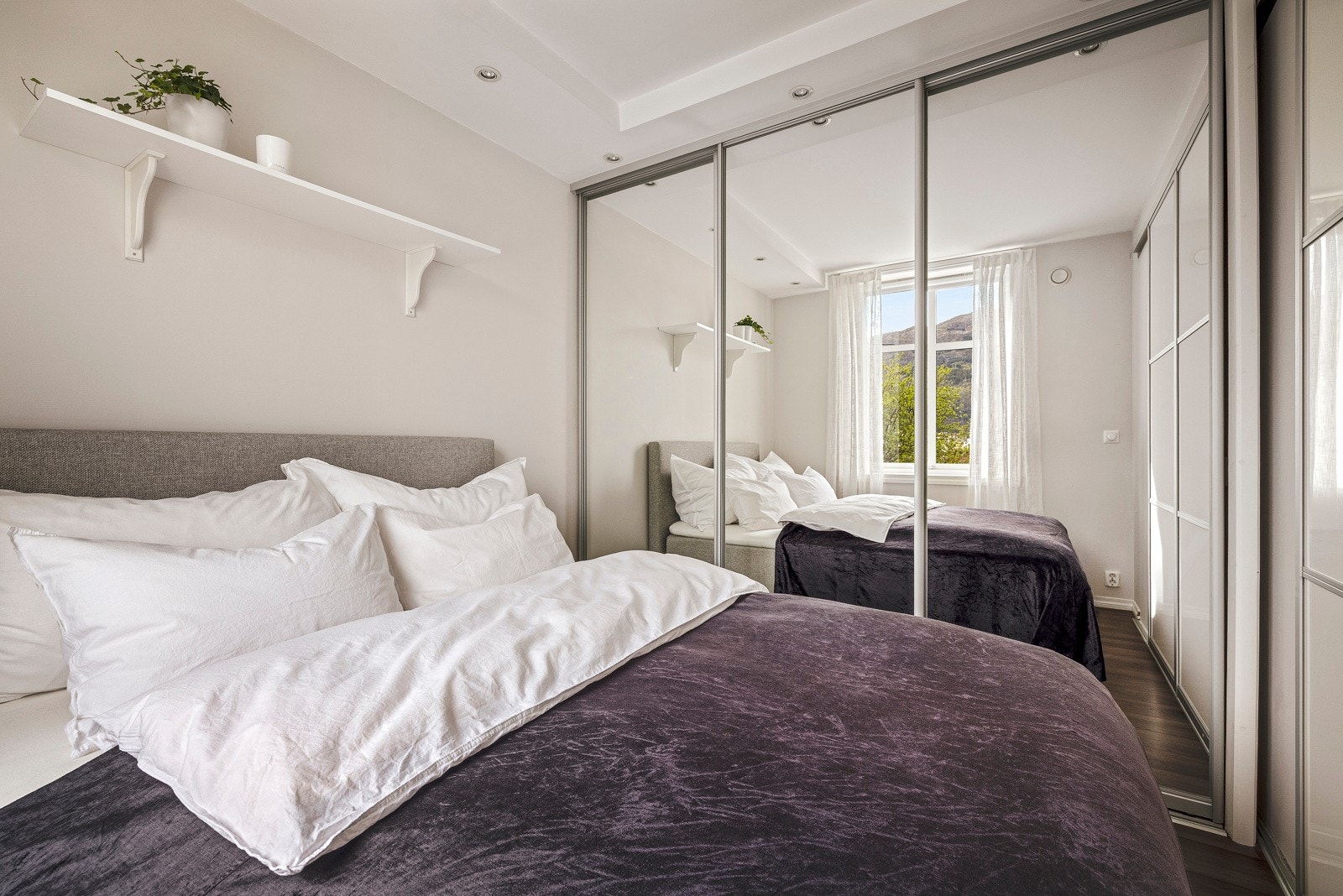 - God plass til dobbeltseng og garderobe - Galleribilde