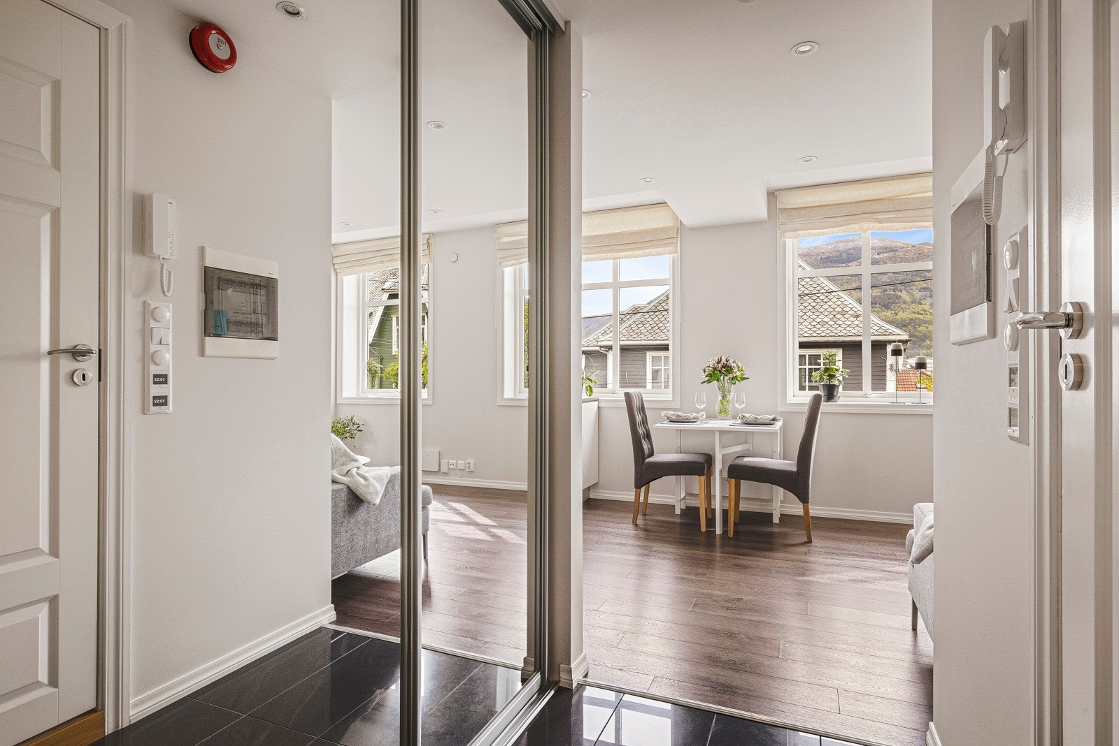 - Her er det rikelig med plass til oppbevaring av yttertøy og sko i skyvedørsgarderobe - Galleribilde