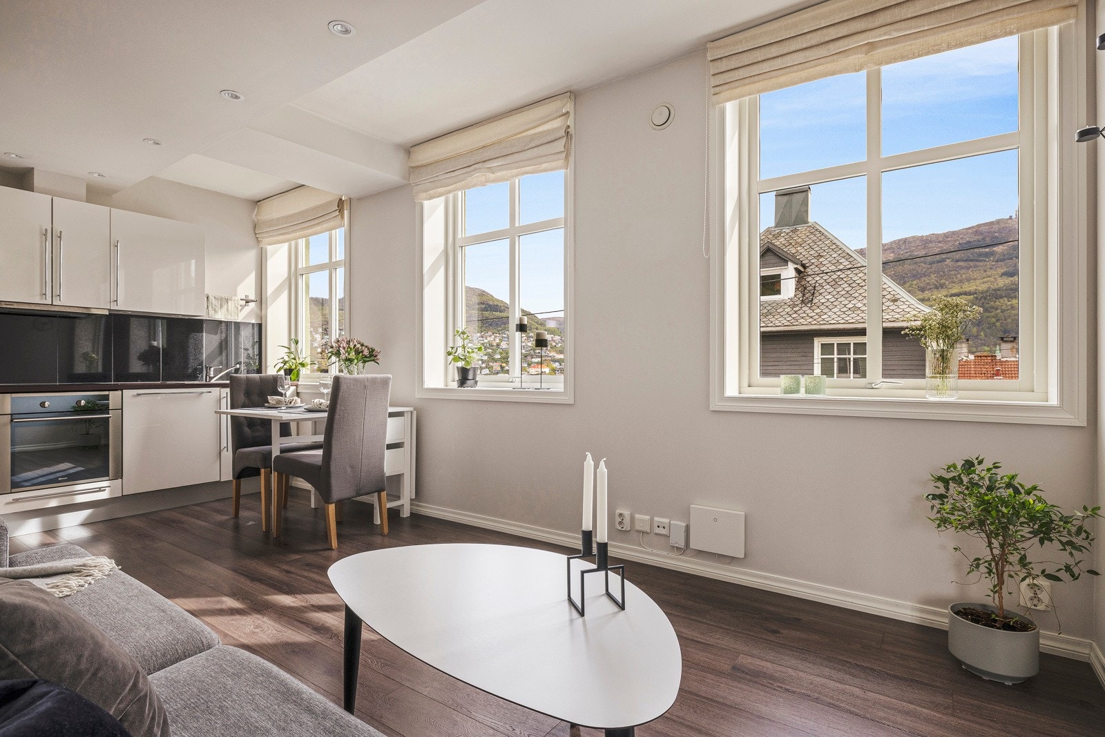 - Stue og kjøkken ligger i åpen løsning og måler 15,7 kvm - Galleribilde