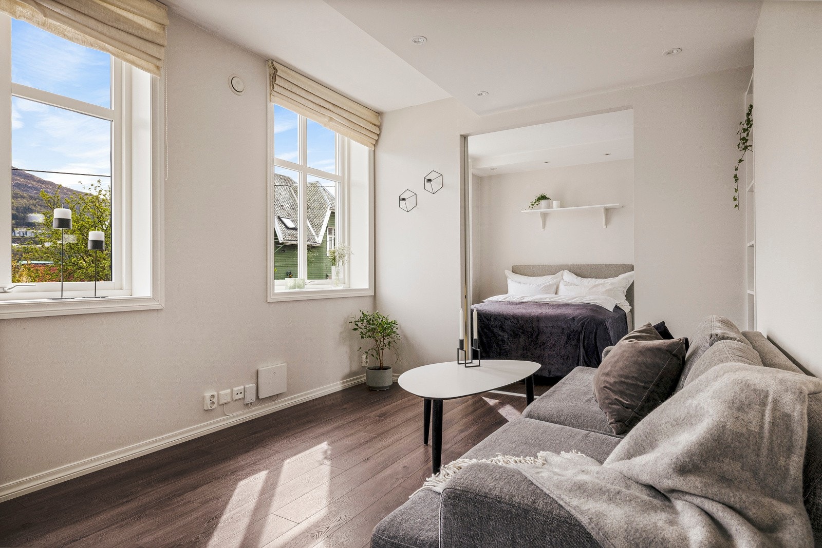 - Fra stuen kommer du inn til leilighetens soverom på 8,2 kvm - Galleribilde