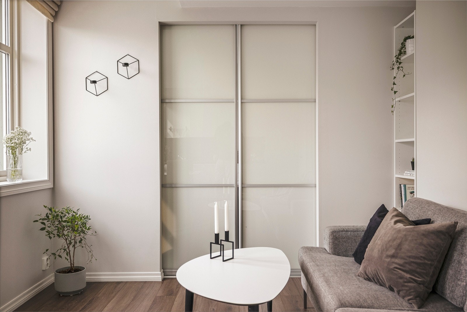 - Pene skyvedører skiller rommene - Galleribilde