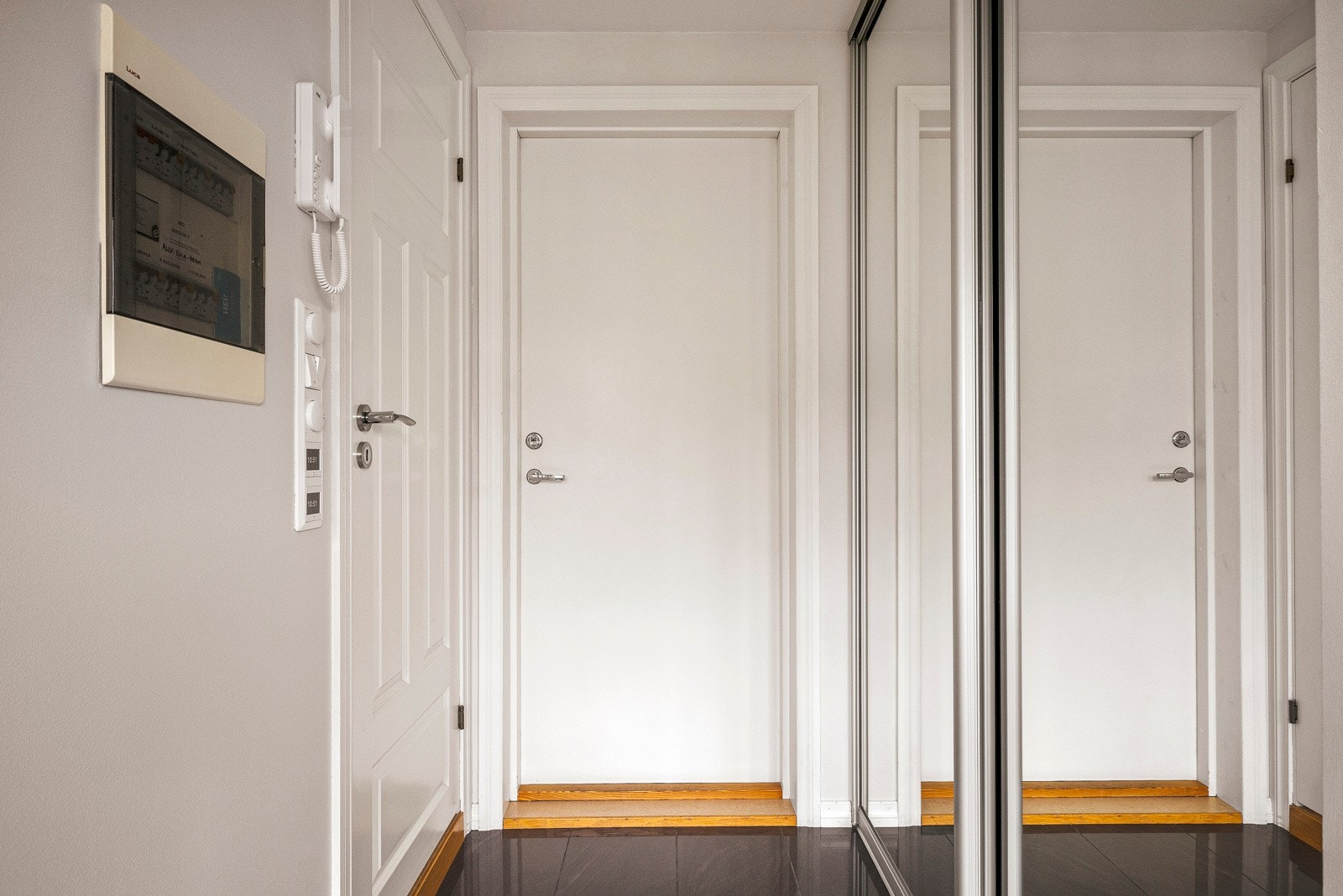 - Lys og innbydene entré med flislagt gulv og varmekabler - Galleribilde