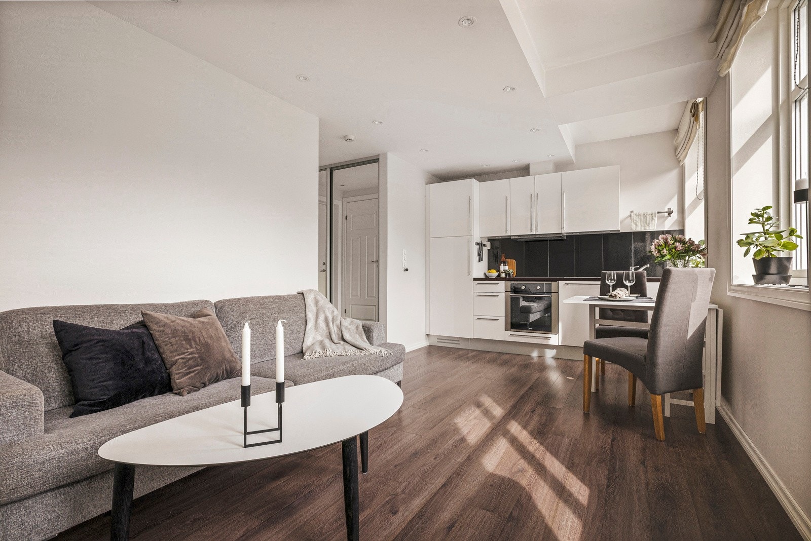 - Her er det store vinduer og god takhøyde som gir en romslig følelse og slipper inn godt med naturlig lys - Galleribilde