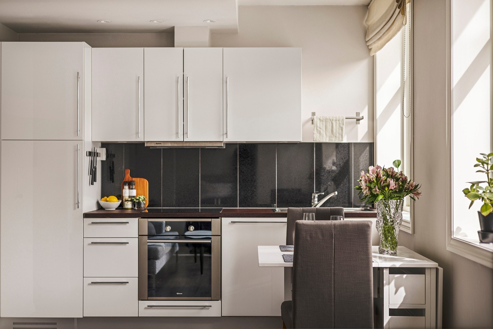 - Kjøkkenet har slette lyse fronter og heltre benkeplate - Galleribilde