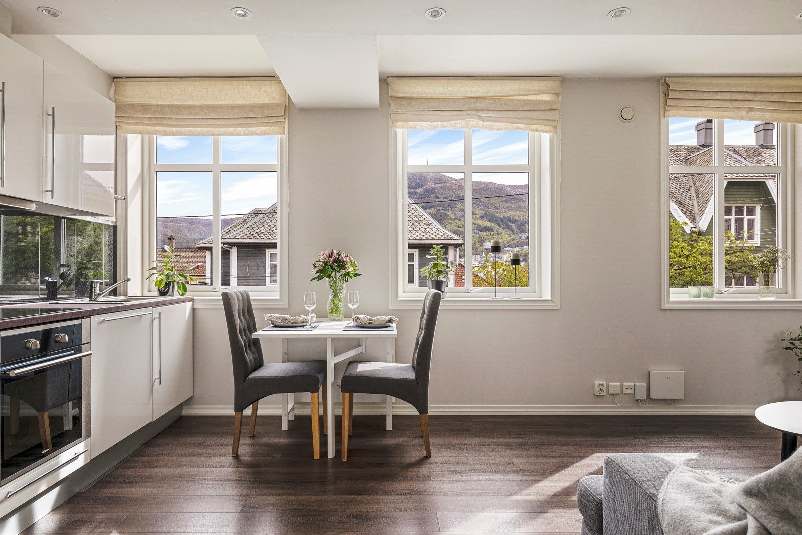 - Fin plass til spisebord like ved kjøkkenet - Galleribilde