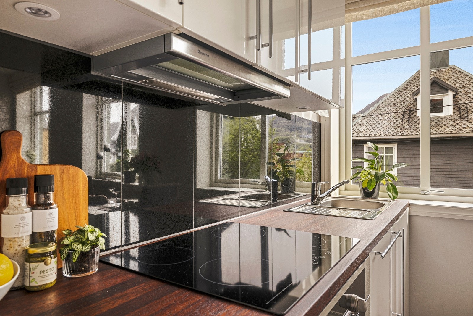 - Det er integrerte hvitevarer, herunder oppvaskmaskin, stekeovn, platetopp og kjøleskap - Galleribilde