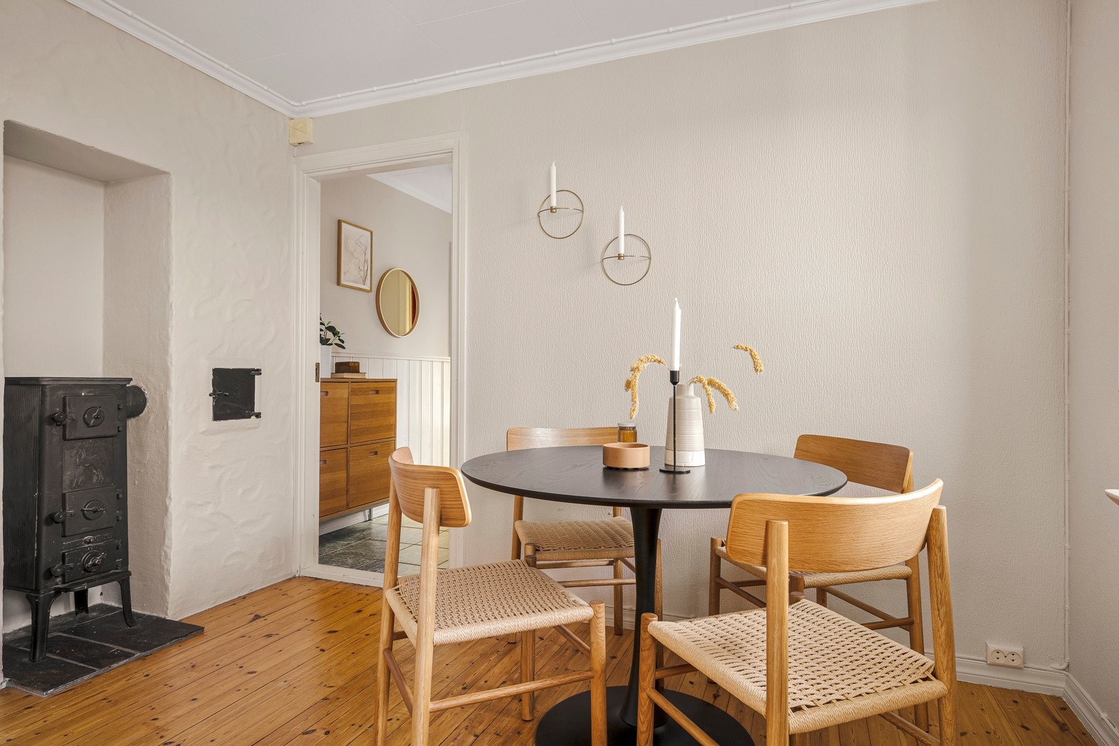 - I en egen nisje finner du en peis som gir god varme - Galleribilde